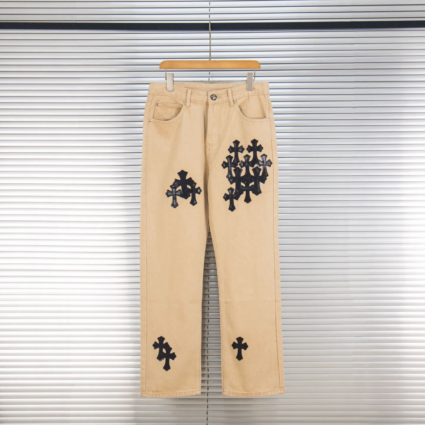 P240 Chrome Hearts 2025 New Miami Limited Couple Washed Jeans with Multiple Black Cross Leather Labels is a hot item this season and is sought after by countless celebrities and fashionistas. The neat details of the cutting process add color to the playful fashion! The neat and meticulous design, and the well-fitting structure is unique. The upper body not only has outstanding recognition, but also looks younger and younger. A style with the ultimate wearing meaning and performance, gorgeous color matching, and the craftsmanship of this style is also extremely extraordinary. After the finished product is washed, it is disassembled and hand-made with sheepskin cross leather and then spliced ​​together to complete. The whole piece has too many craftsmanship to describe. It is decorated with patchwork cross flowers and high-waisted washed jeans! ! Absolutely high-end luxury product, a god-level single product, a super popular product, made with top heavy industry, a magic weapon that cannot be missed in the street. Style number: 1866# Size: 28 30 32 34 Color: khaki pink khaki black